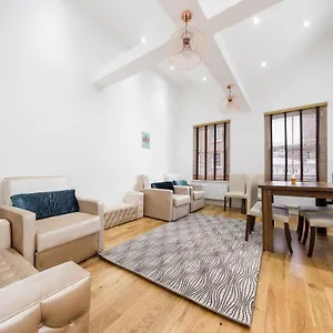 Aldgate Flats Apartment
